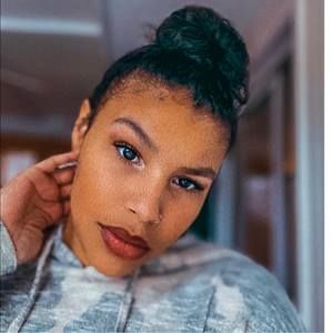 Meet your Posher, Tiya